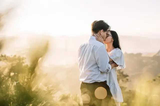 Les 10 gestes affectueux pour renforcer l'amour au quotidien