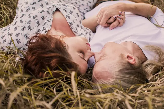 10 gestes tendres pour renforcer votre amour au quotidien