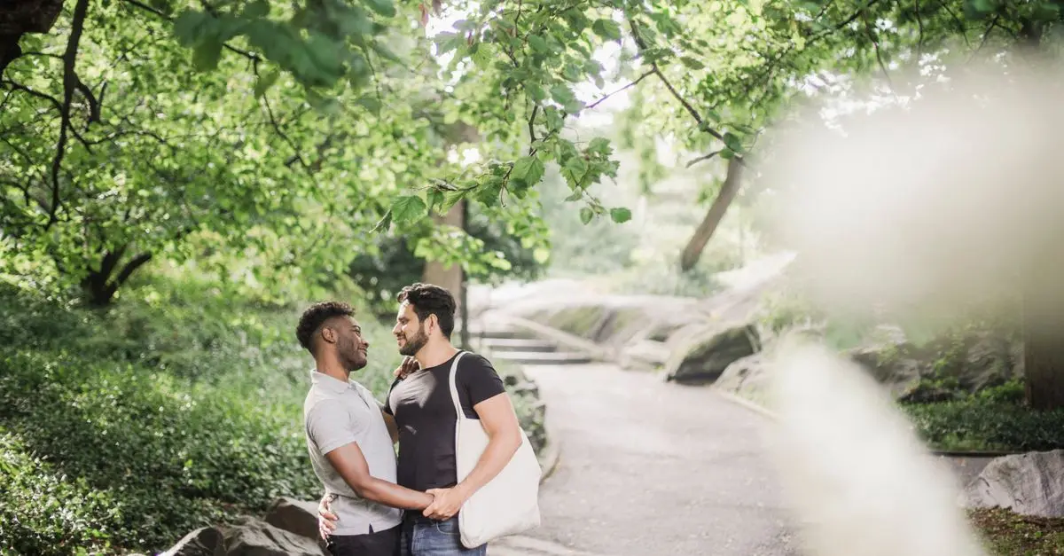 Comment renforcer le lien affectif grâce aux gestes tendres