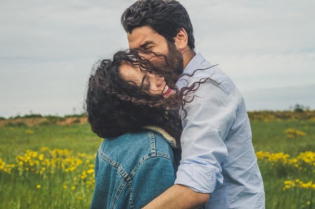 Les gestes d'amour qui font vibrer les cœurs au quotidien
