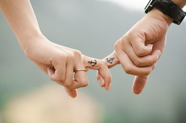 Les Gestes d'Amour Incontournables pour Renforcer Votre Relation