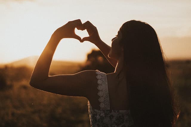 10 Gestes Célébrant l'Amour et les Cœurs à Intégrer au Quotidien